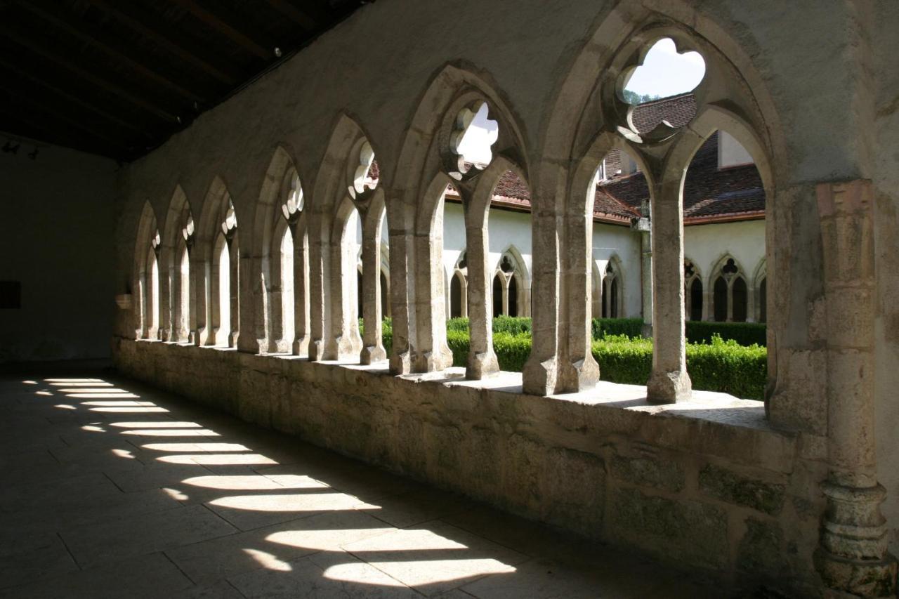 Peanut Medieval Lodge Сент-Юрсан Экстерьер фото