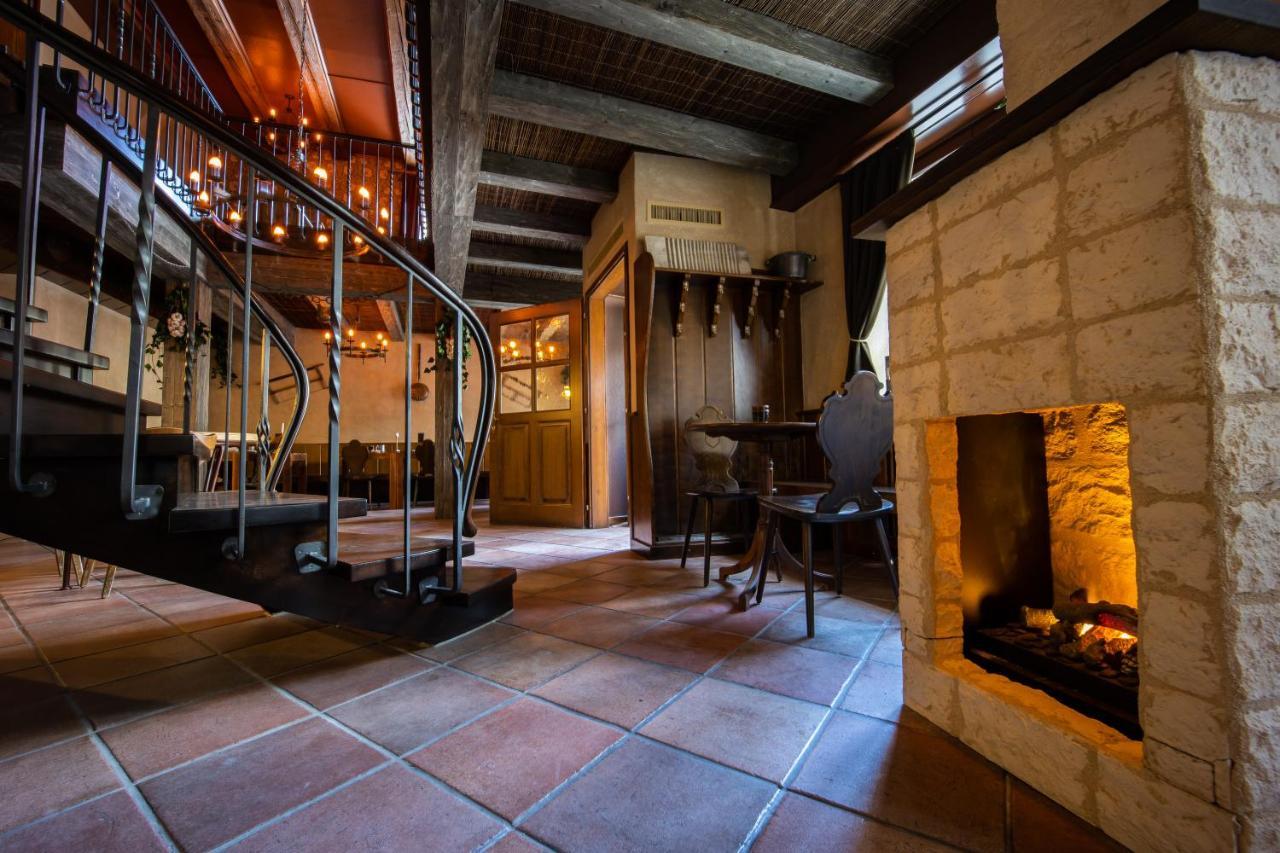 Peanut Medieval Lodge Сент-Юрсан Экстерьер фото